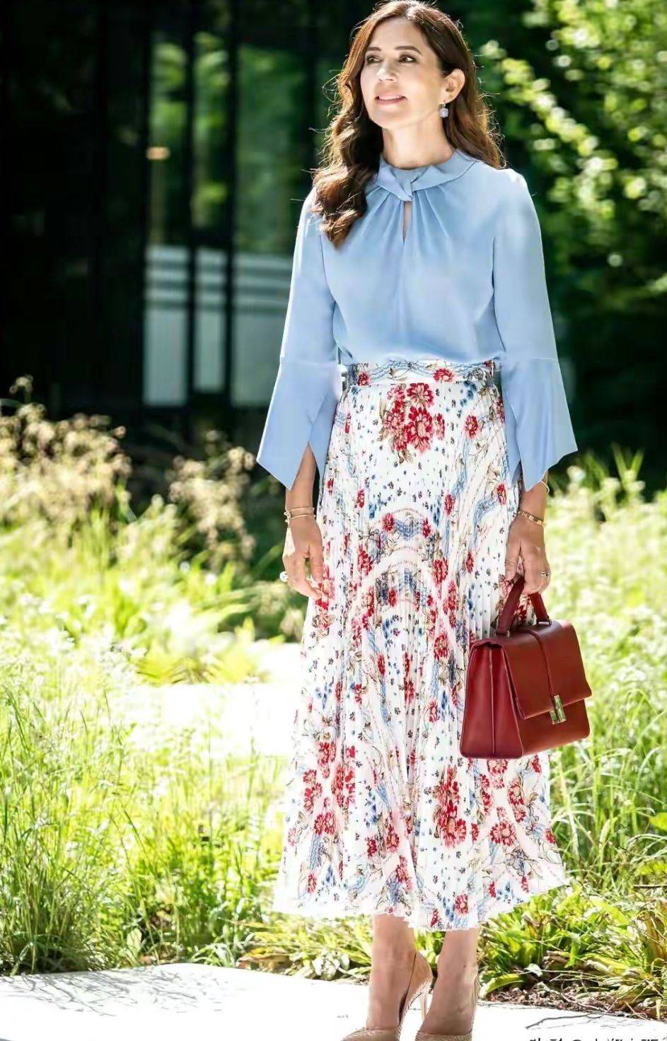 原创             50岁女人想穿出贵气感？学丹麦王妃这3条“穿衣法则”，优雅高级