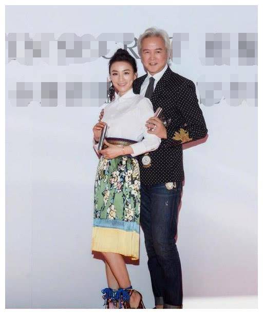 张庭林瑞阳高调亮相,白衬衫配印花半身裙显气质,老公白发也帅气_的