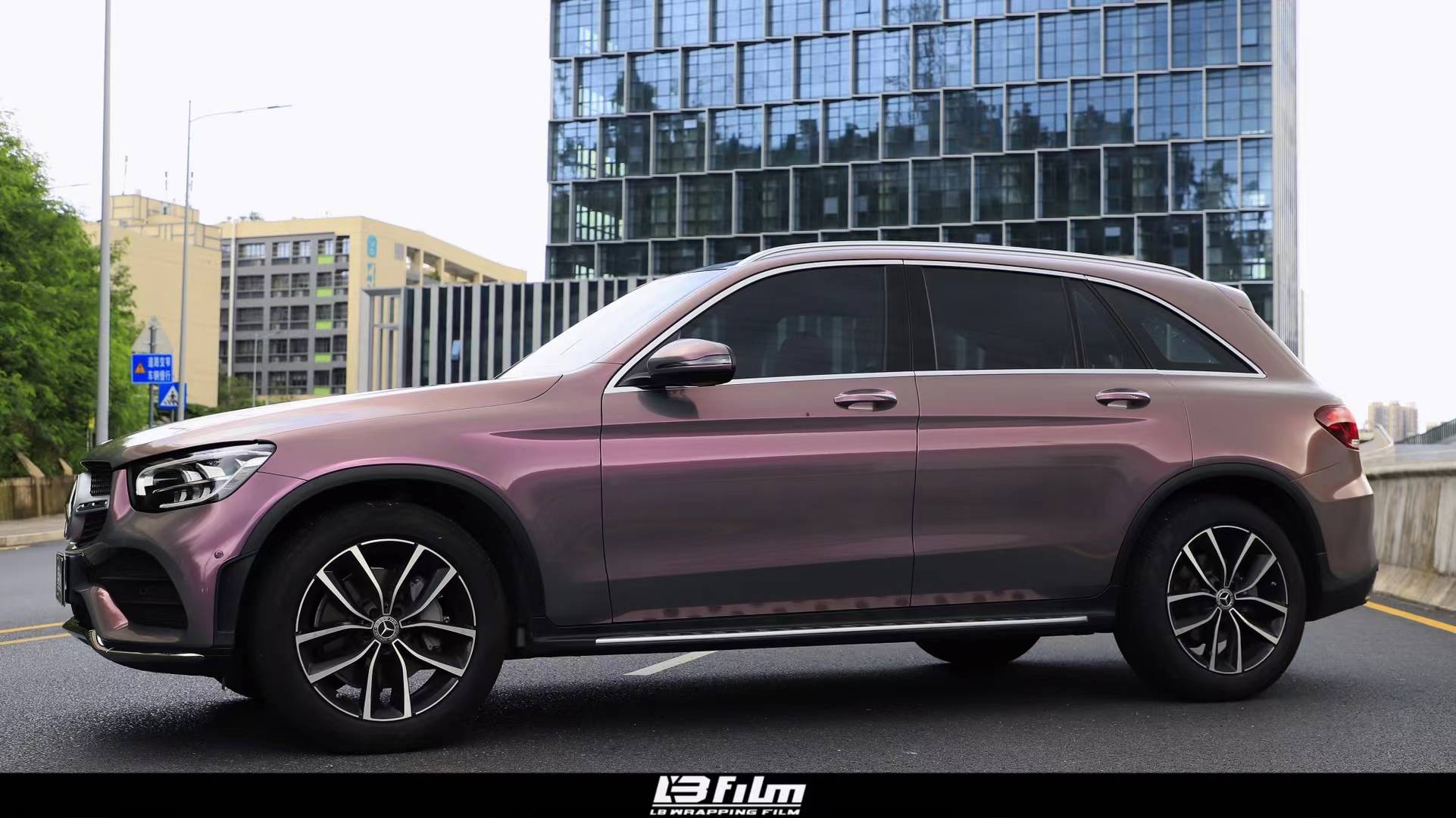 奔驰glc300-lbfilm星空灰魅影,光影投射下膜面会闪动出流光溢彩_搜狐