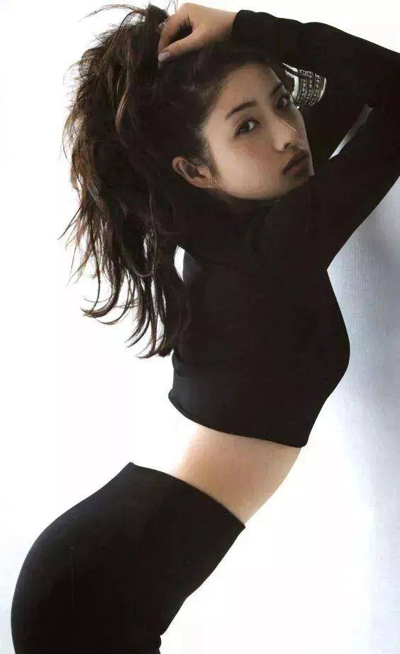 原创石原里美事业低迷厄运缠身为尽孝心闪嫁宅男这个甜妹不一般