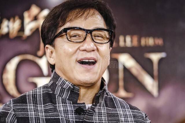 武术指导谢霆锋讲述了成龙拍摄电影《新警察故事》的激动人心的经历.
