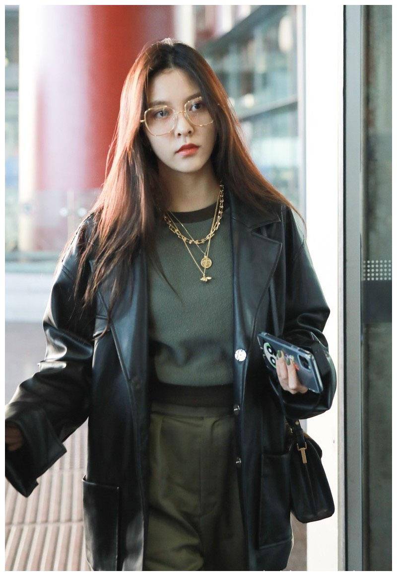 近日,宋妍霏身着皮衣在机场亮相,粉丝和行人不禁感叹.