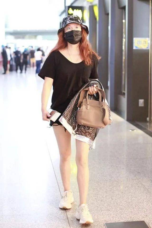 玲花的身材才是女人中的极品这么直的腿谁看了不羡慕