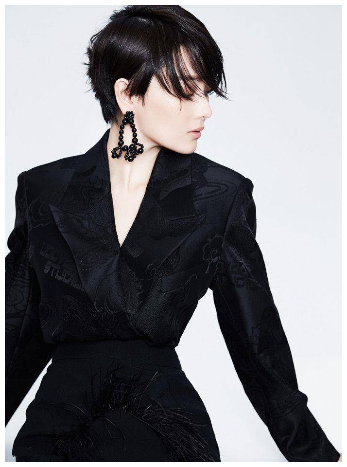 张馨予短发配西装虽少了女人味,但却多了一分男人都嫉妒的帅气!