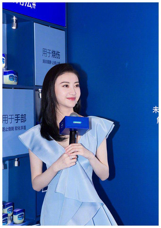 景甜瘦身后更美了,一袭蓝色连衣裙高级又甜美,教科书般的气质_时尚_的