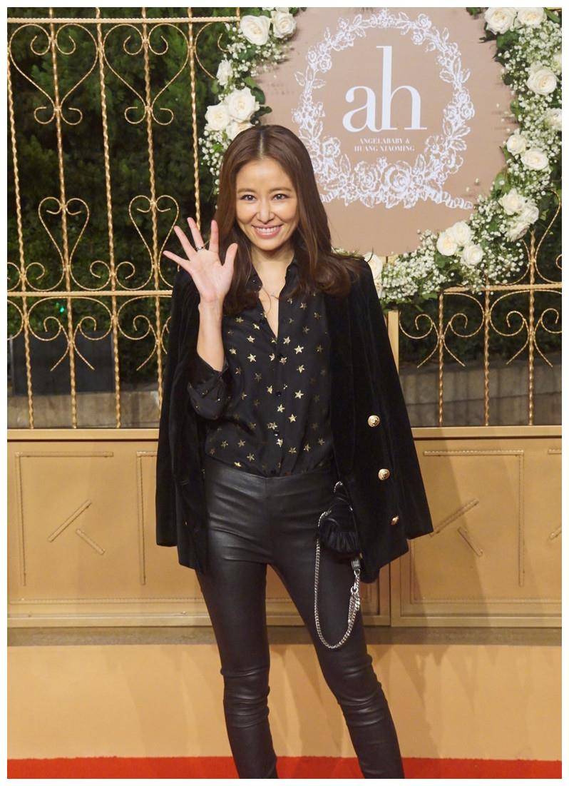 林心如晒皮衣造型,小腿这么粗还敢穿皮裤,裤子紧绷勒出褶皱_气质_魅力