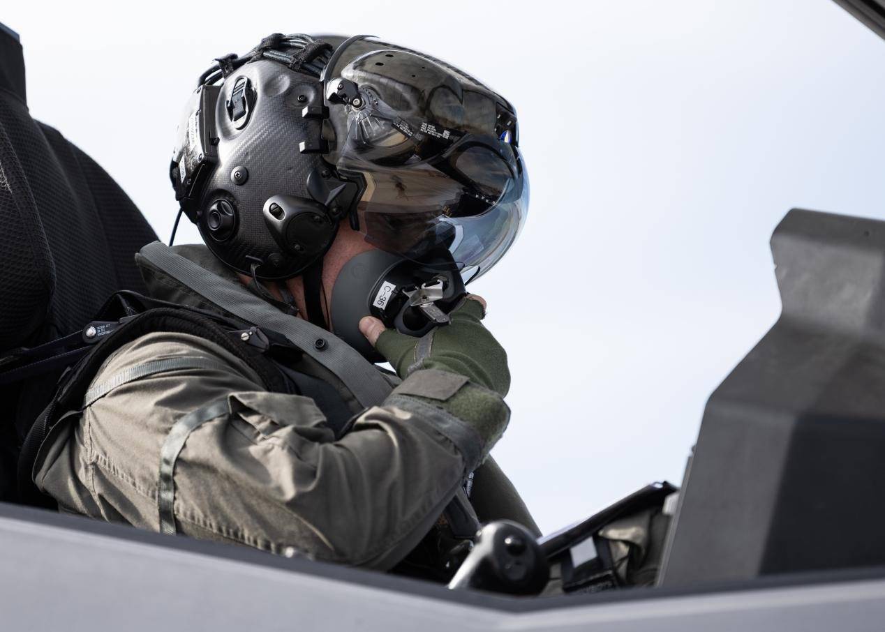 F-35飞行头盔太沉，已影响到了F-35进行狗斗，美国研发新型飞行头盔