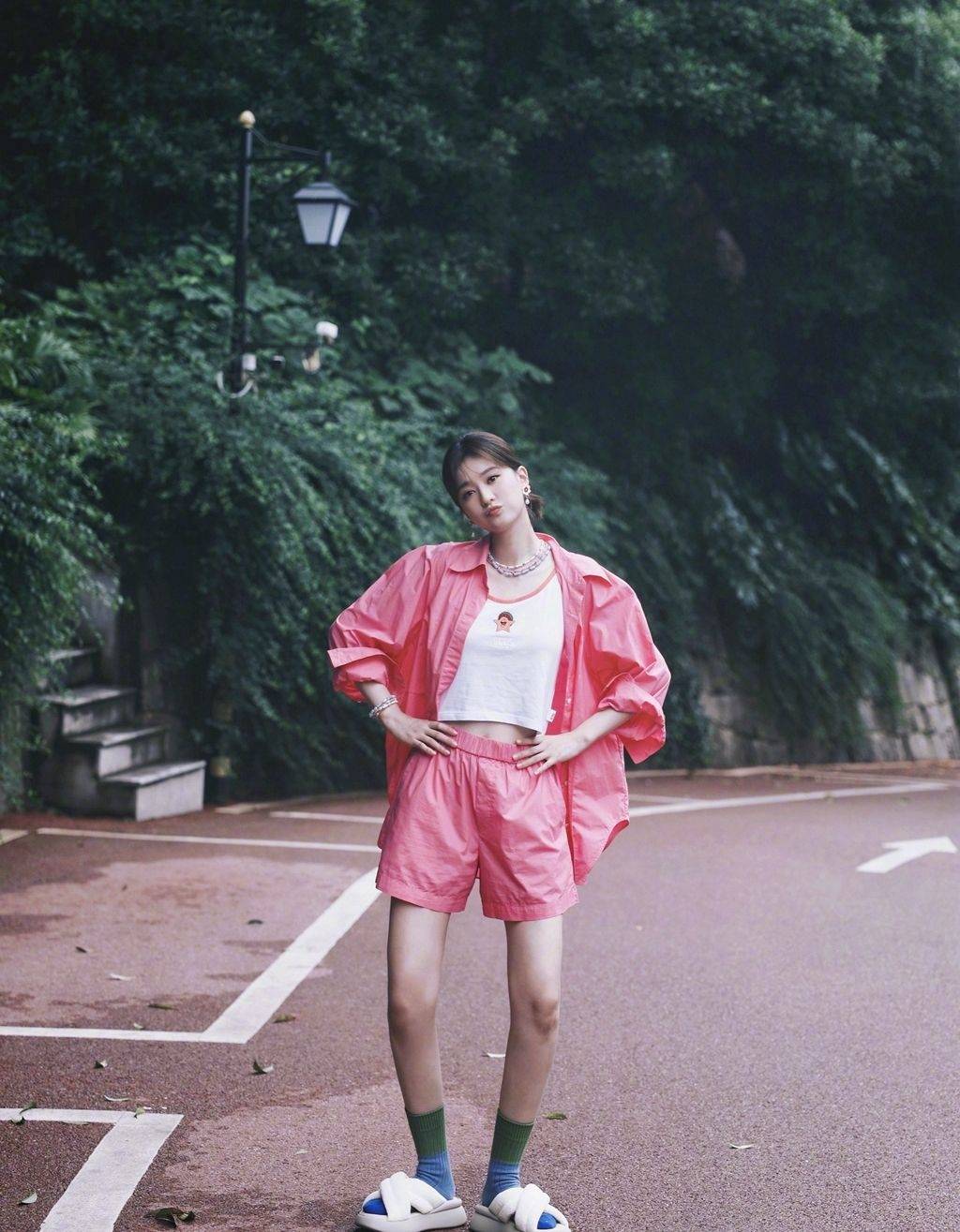 乔欣红色运动装户外写真合集