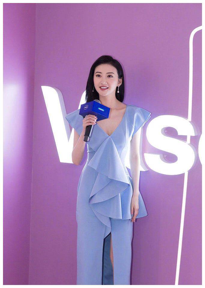 景甜瘦身后更美了,一袭蓝色连衣裙高级又甜美,教科书般的气质_时尚_的