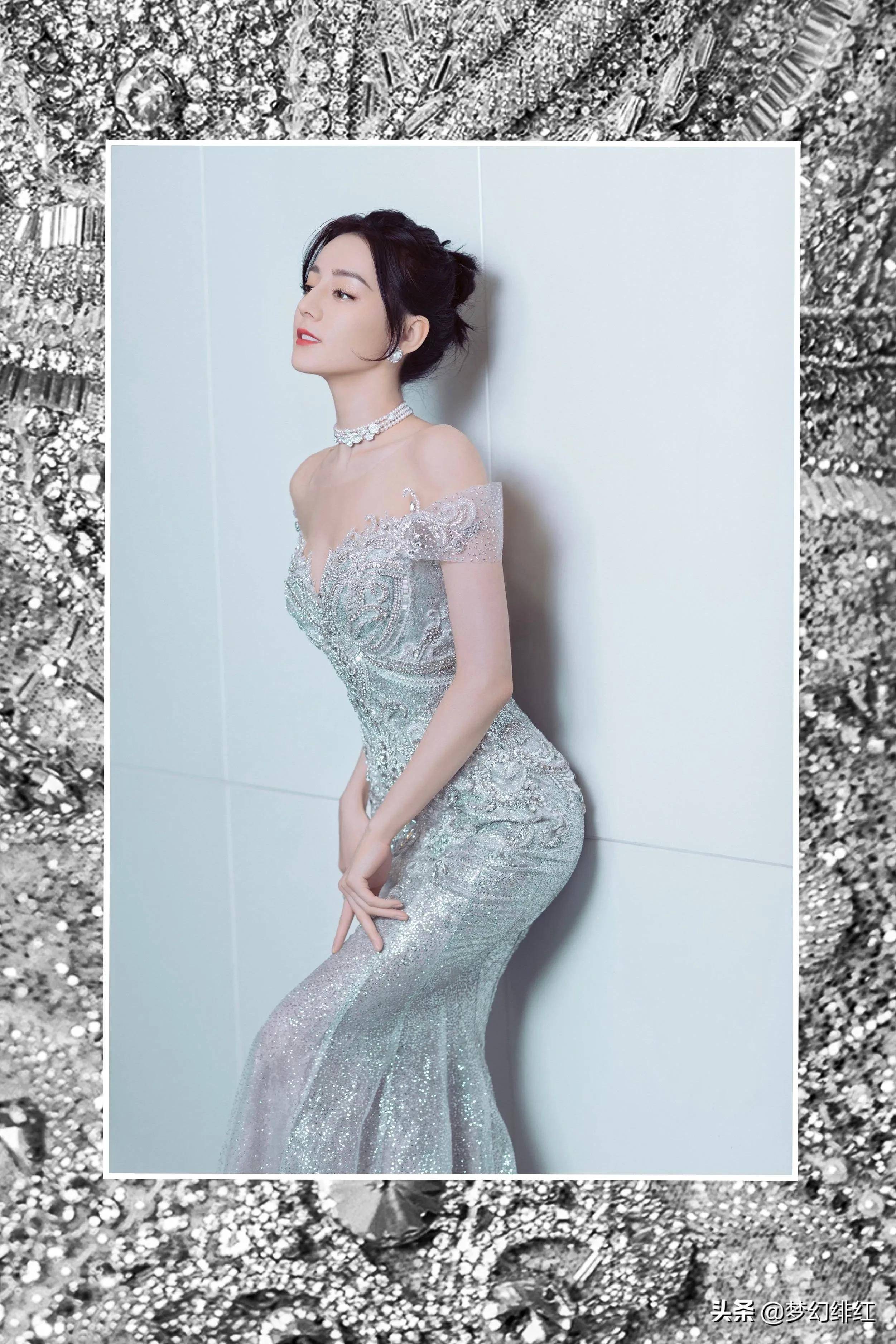 抹身材设计,展现了她优越的肩颈线;收腰设计,展现了她美丽的蚂蚁腰