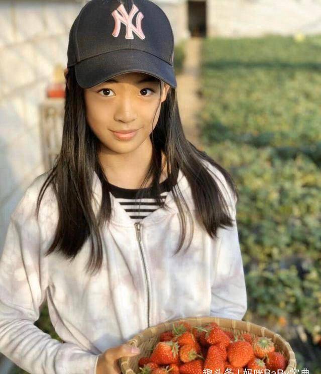 原创佟大为女儿近照曝光身形纤细双腿笔直修长长相酷似王祖贤吸睛