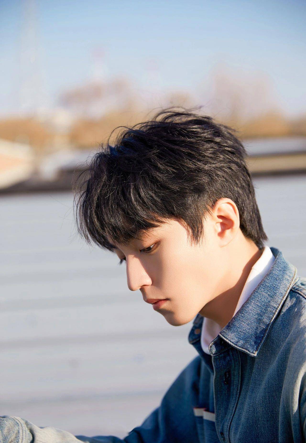 王俊凯壁纸:侧颜太好看了吧,优越的下颌线高挺的鼻梁让人心动