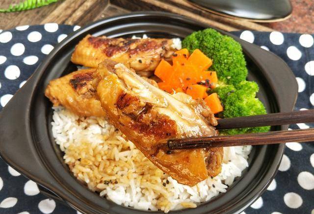 自制照烧鸡翅饭,超好吃,简单易学,在家也能轻松做_西兰花_胡萝卜_汤汁