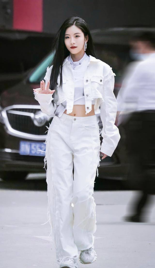 原创95后女歌手孙芮白色牛仔套装搭配老爹鞋清爽十足又美又酷