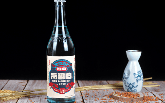 晋泉高粱白是当之无愧的中华老字号白酒,在山西是热销品牌之一,这款酒