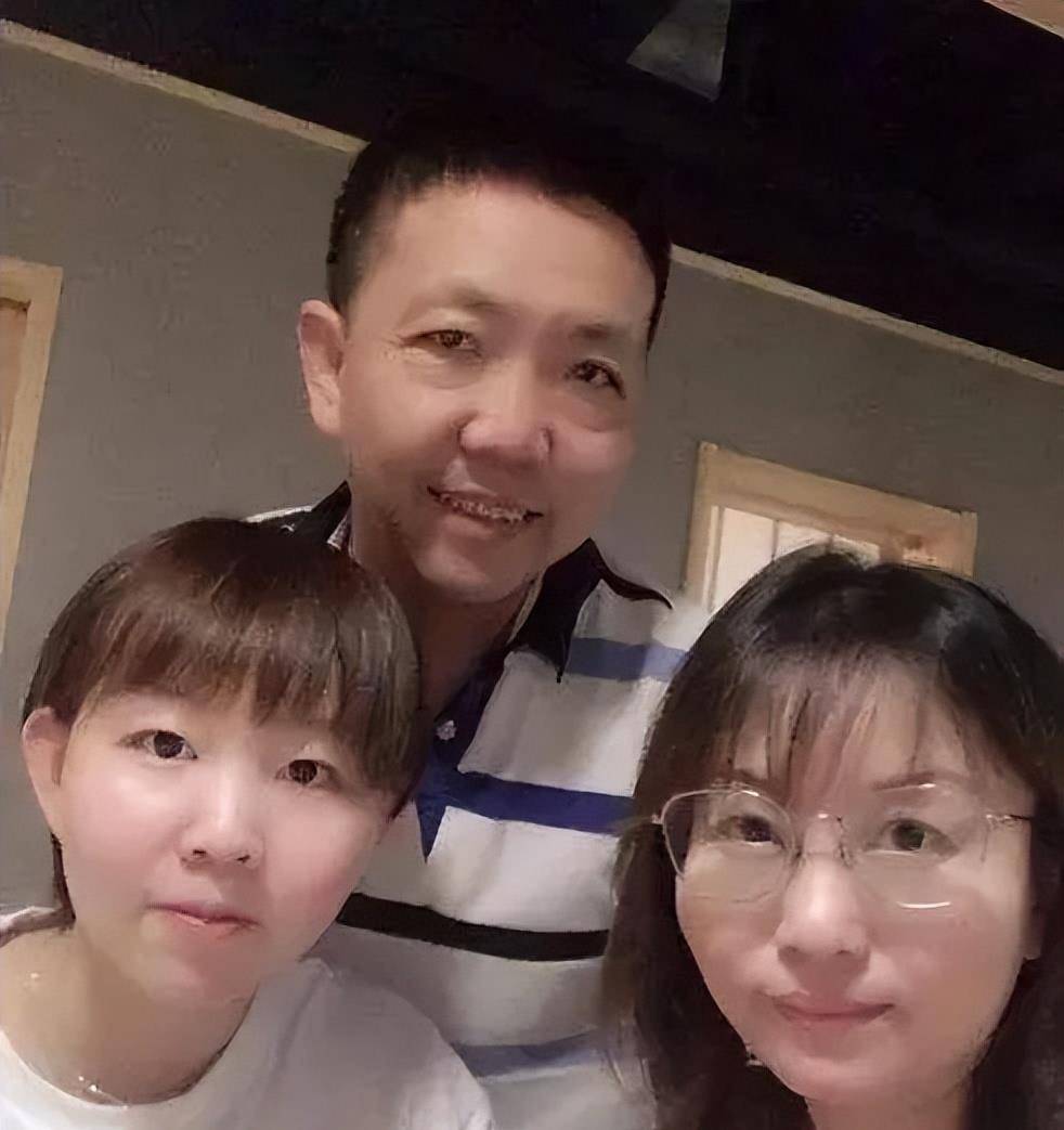 看国乒队五朵金花全家福,孙颖莎妈妈最有气质,朱雨玲爸爸最有钱_丁宁