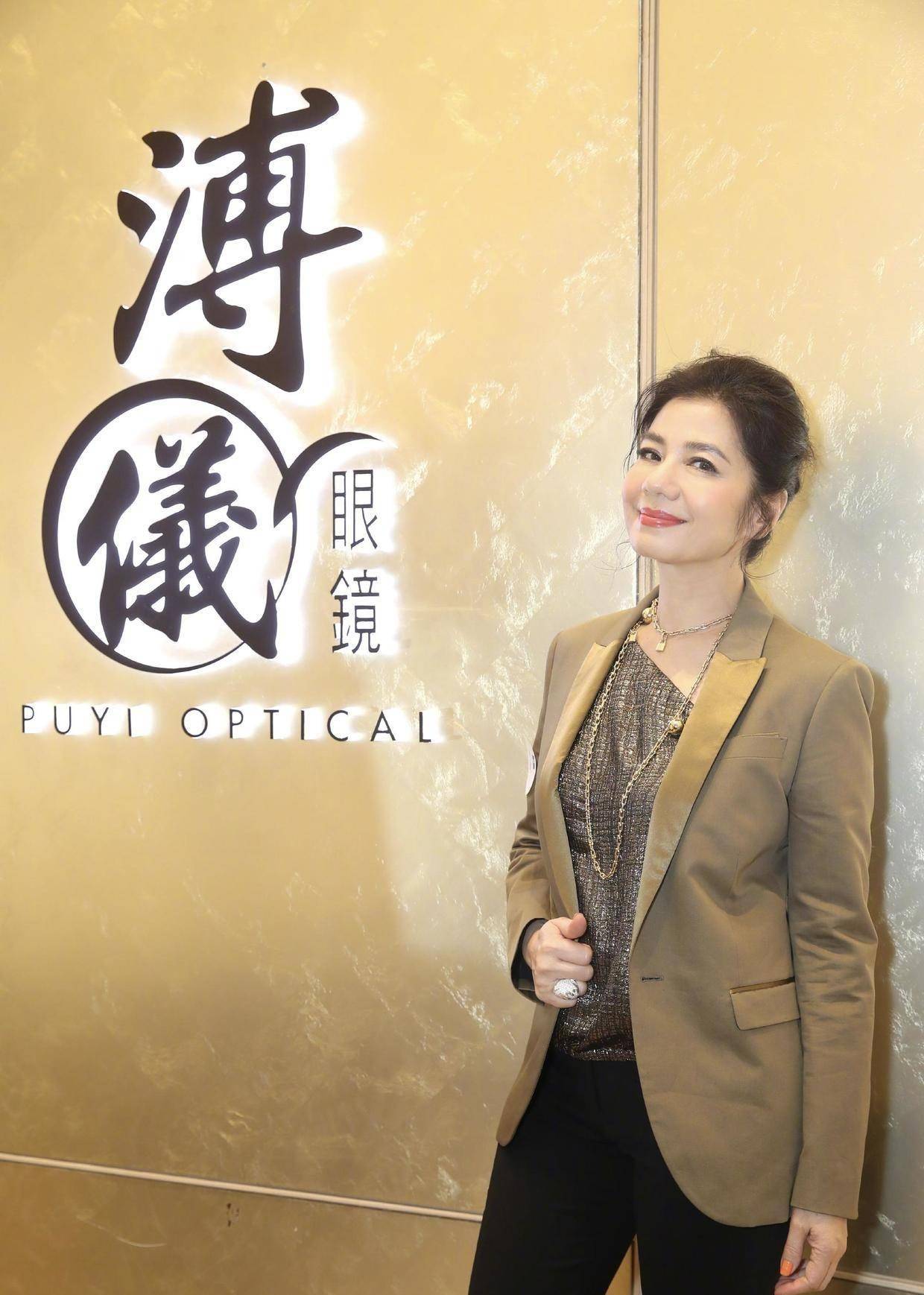 61岁钟楚红竟敢这么穿?