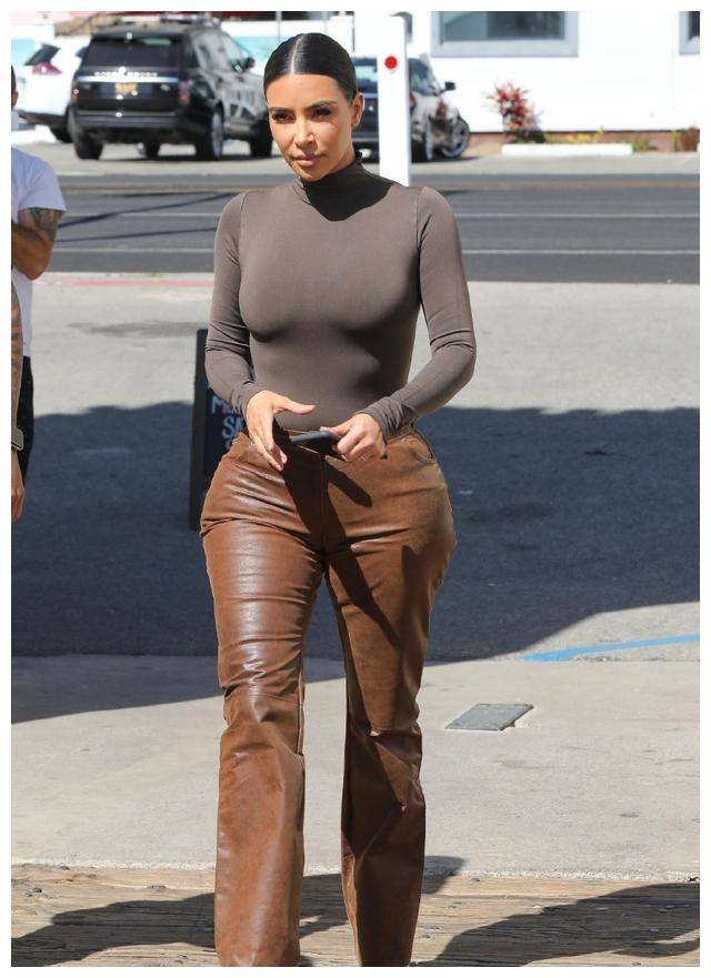 是尤物身材,穿紧身打底衫配喇叭裤,腰臀比例太惊人_方面_的设计_形状