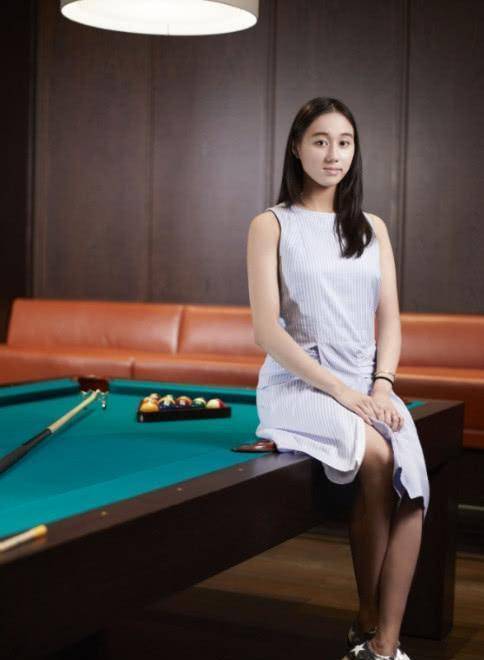 原创何鸿燊最小的女儿何超欣儿时被何鸿燊夸最靓今21岁身价百亿