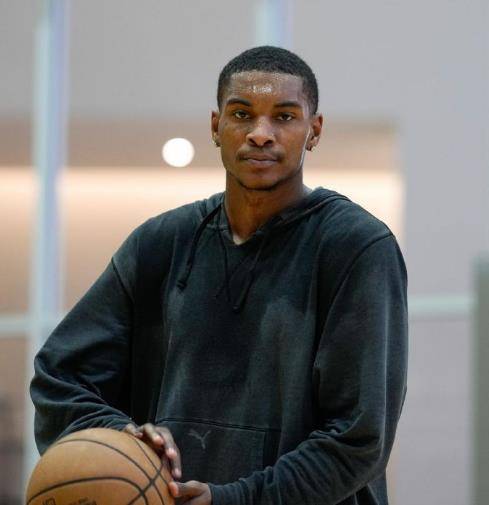 在视频里,小波特仍保留着上赛季后段的"平头"发型,看上去十分干净利落