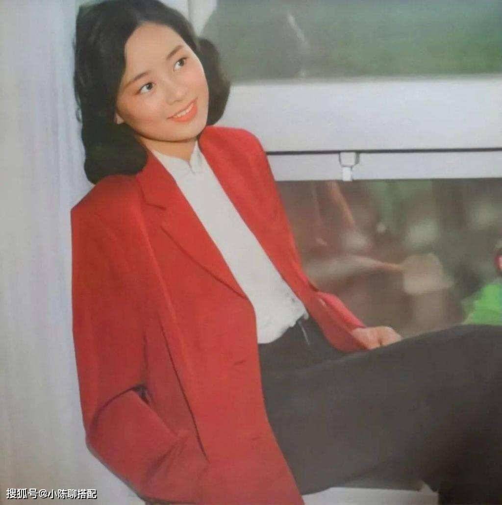 上影“厂花”张瑜,65岁穿着简约大方,到老也优雅