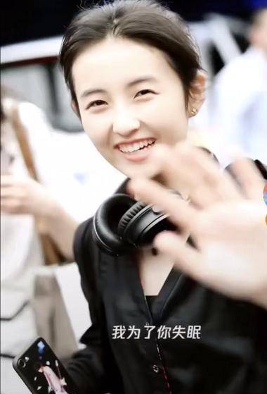 而且,张子枫不止一次说过自己的偶像是菅田将晖,但是张子枫的追星方式