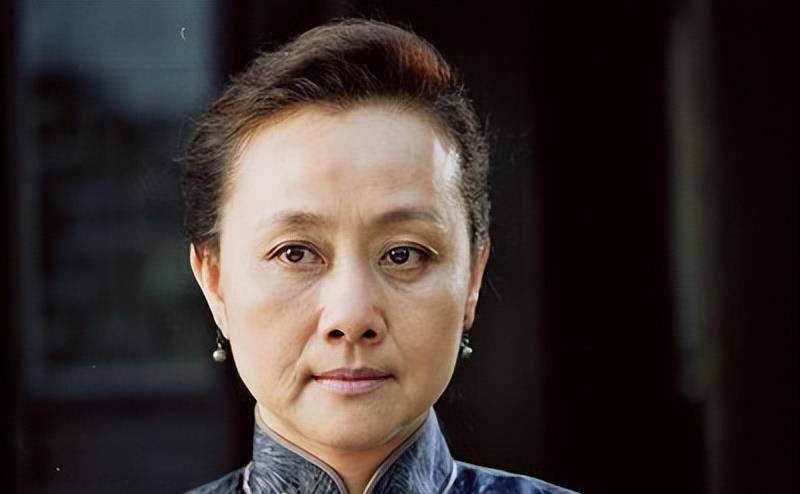 真正作用上让黄梅莹走红的是1990年的《渴慕》,在内部饰演的王亚茹