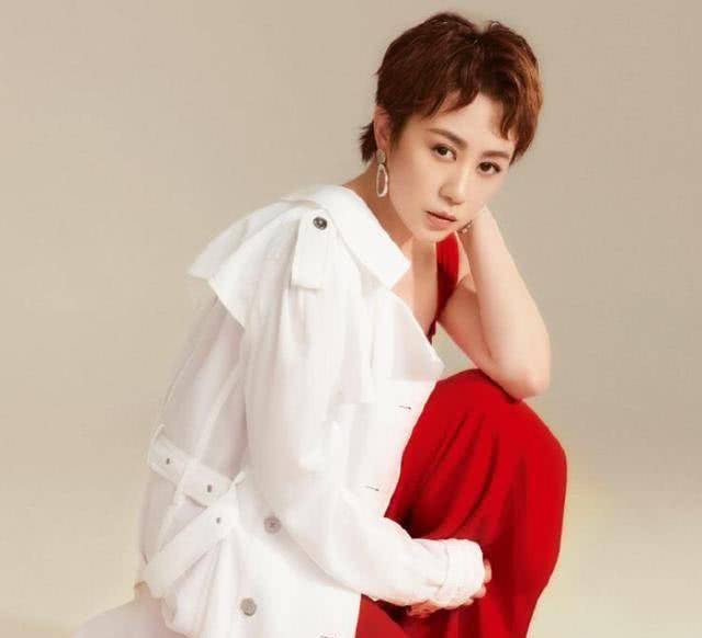 原创37岁马丽官宣当妈晒抱娃背影照满满的温馨宝宝小脚丫可爱出镜