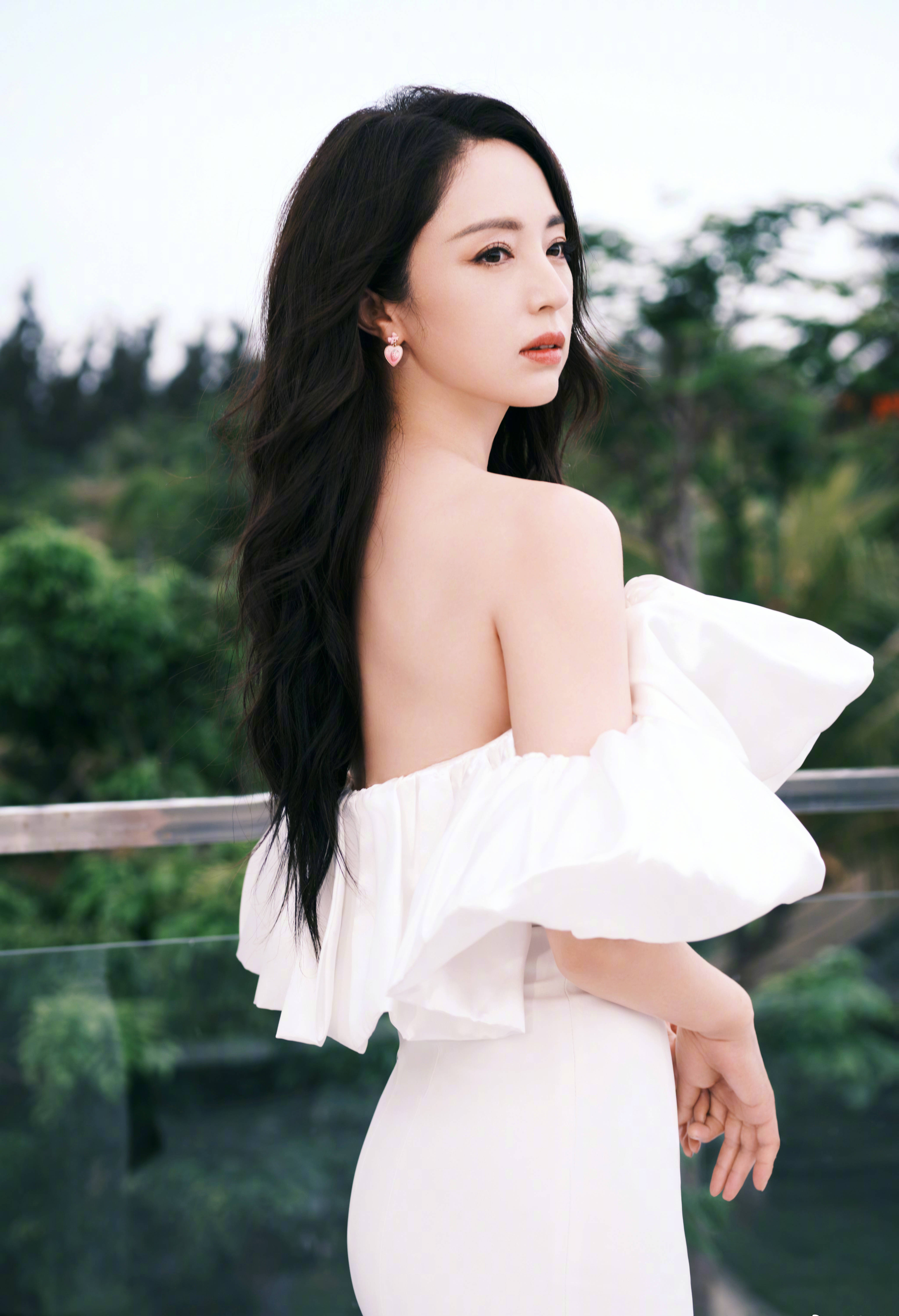 董璇穿抹胸裙身材凹凸有致 美背线条流畅慵懒迷人