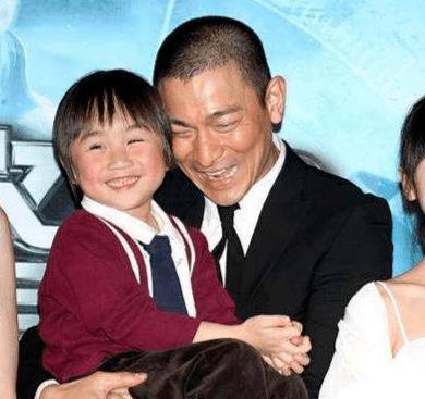 小小彬与阿拉蕾境况相似,让人觉得心疼不已.