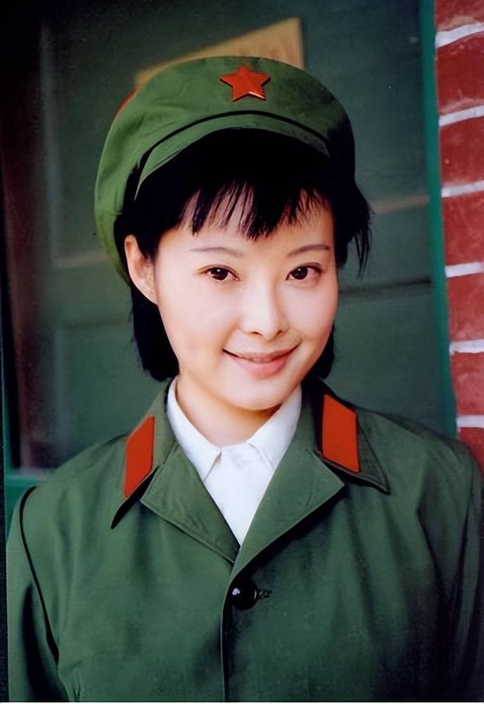 但袁立的演技和颜值征服了不少观众,从此她先后接拍了《英雄无悔》