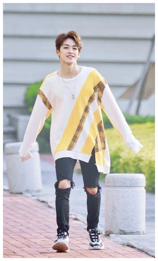 原创这款裤子一般人穿会成睡裤而何洛洛穿出时尚感配白t帅气