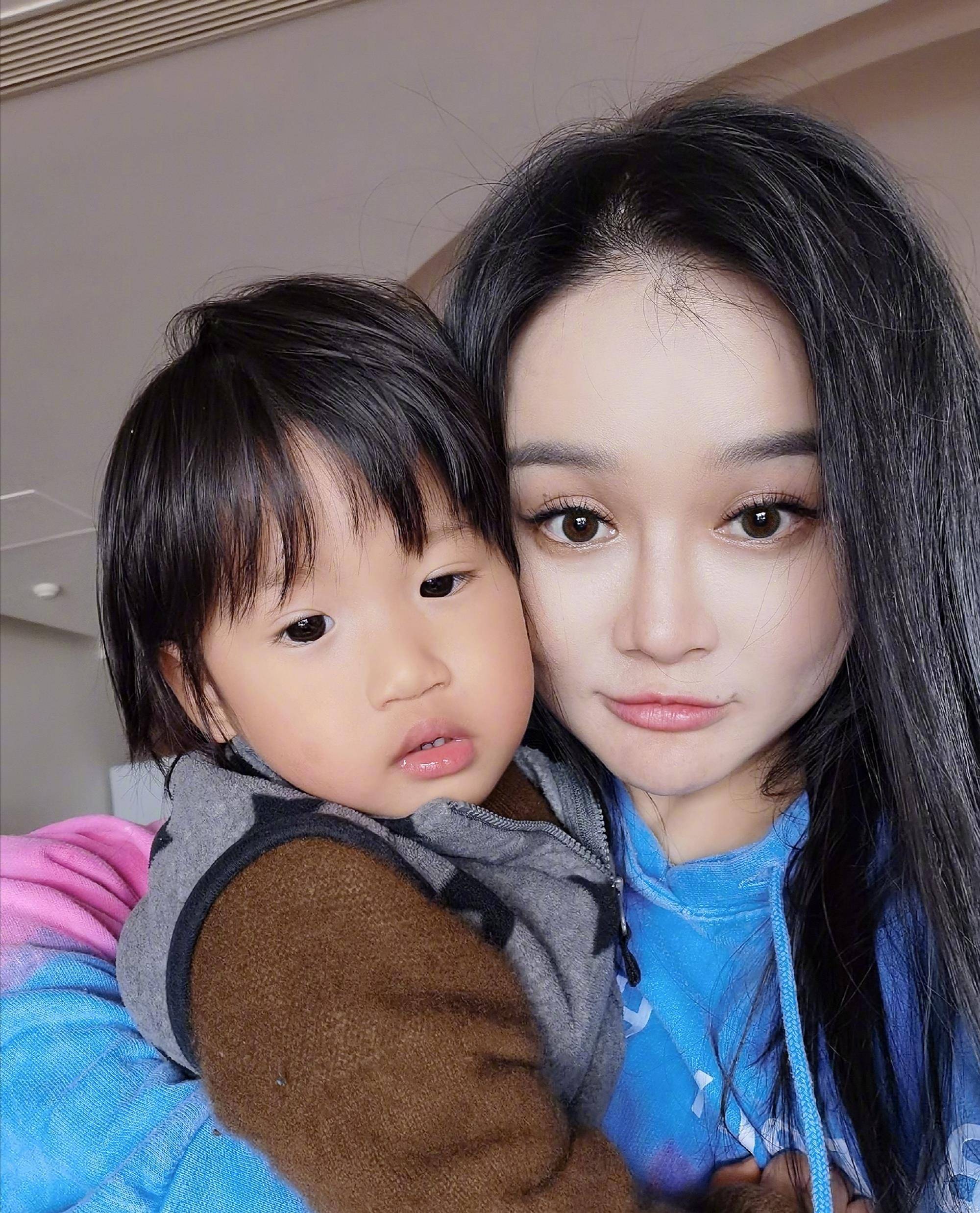 冉莹颖罕见曝光与三胎近照,网友:大双眼皮随妈妈了_邹市明_孩子_老三
