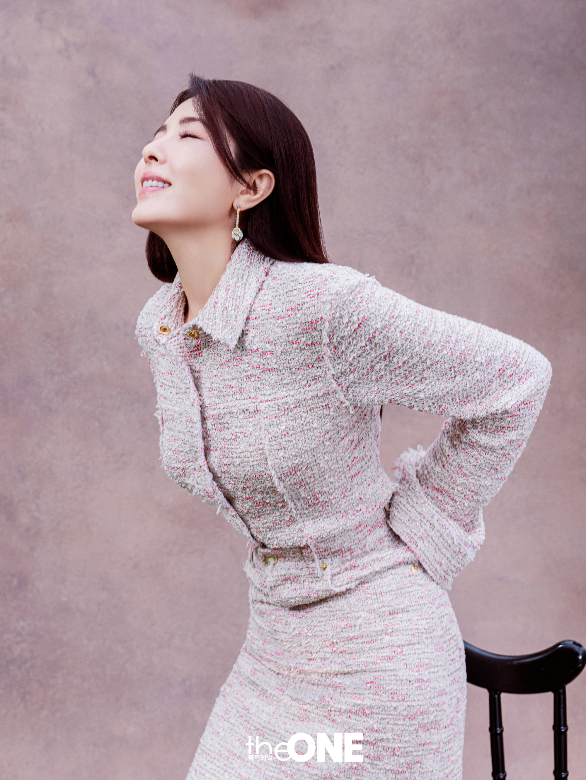 67曾黎身着stjohn花呢针织衬衣套装