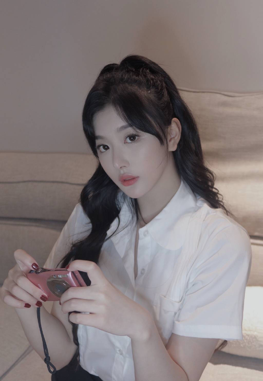 孔雪儿穿衬衫短裙气质清纯 披肩微卷发灵动又可爱