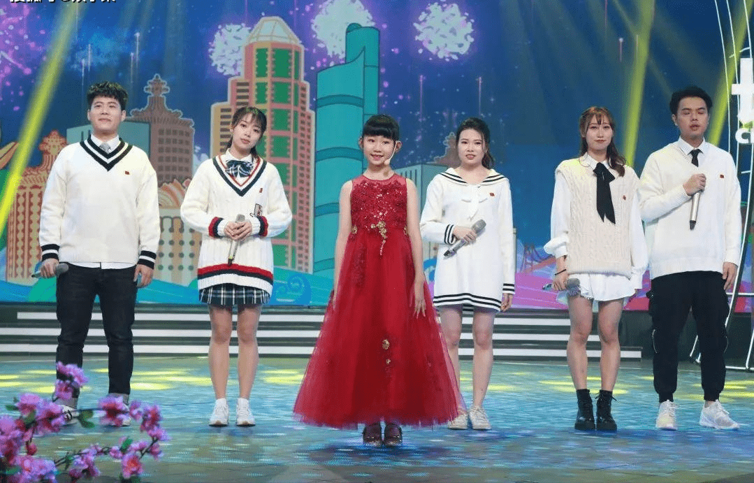 在舞台开场舞中领唱《七子之歌》的小女孩火了,是个老演员了_李玉芙