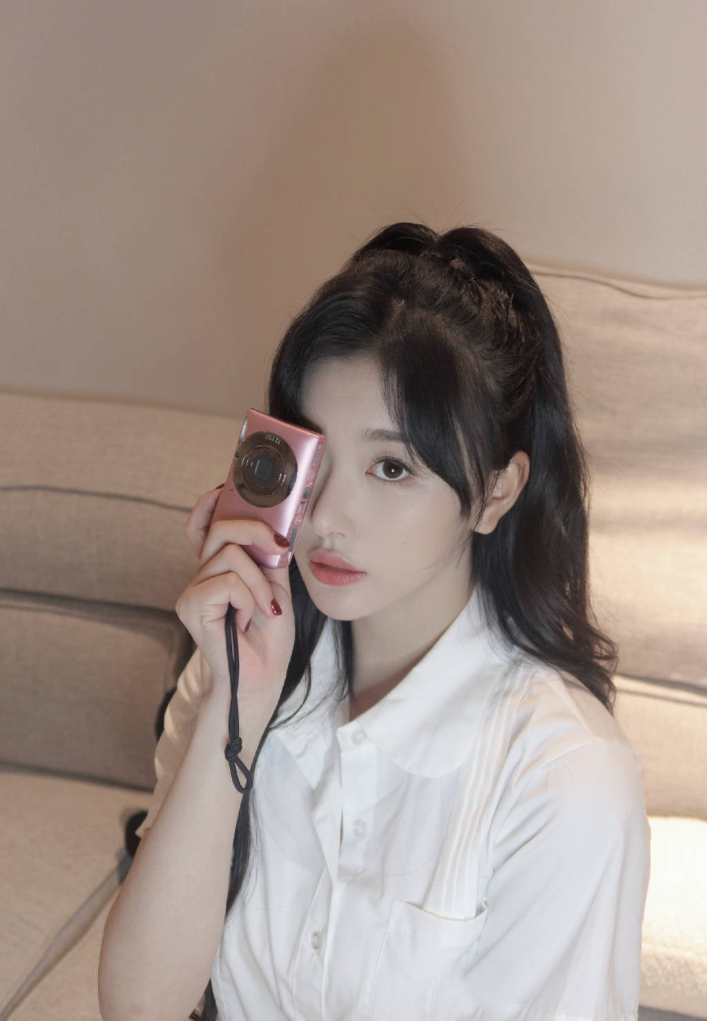 孔雪儿穿衬衫短裙气质清纯 披肩微卷发灵动又可爱