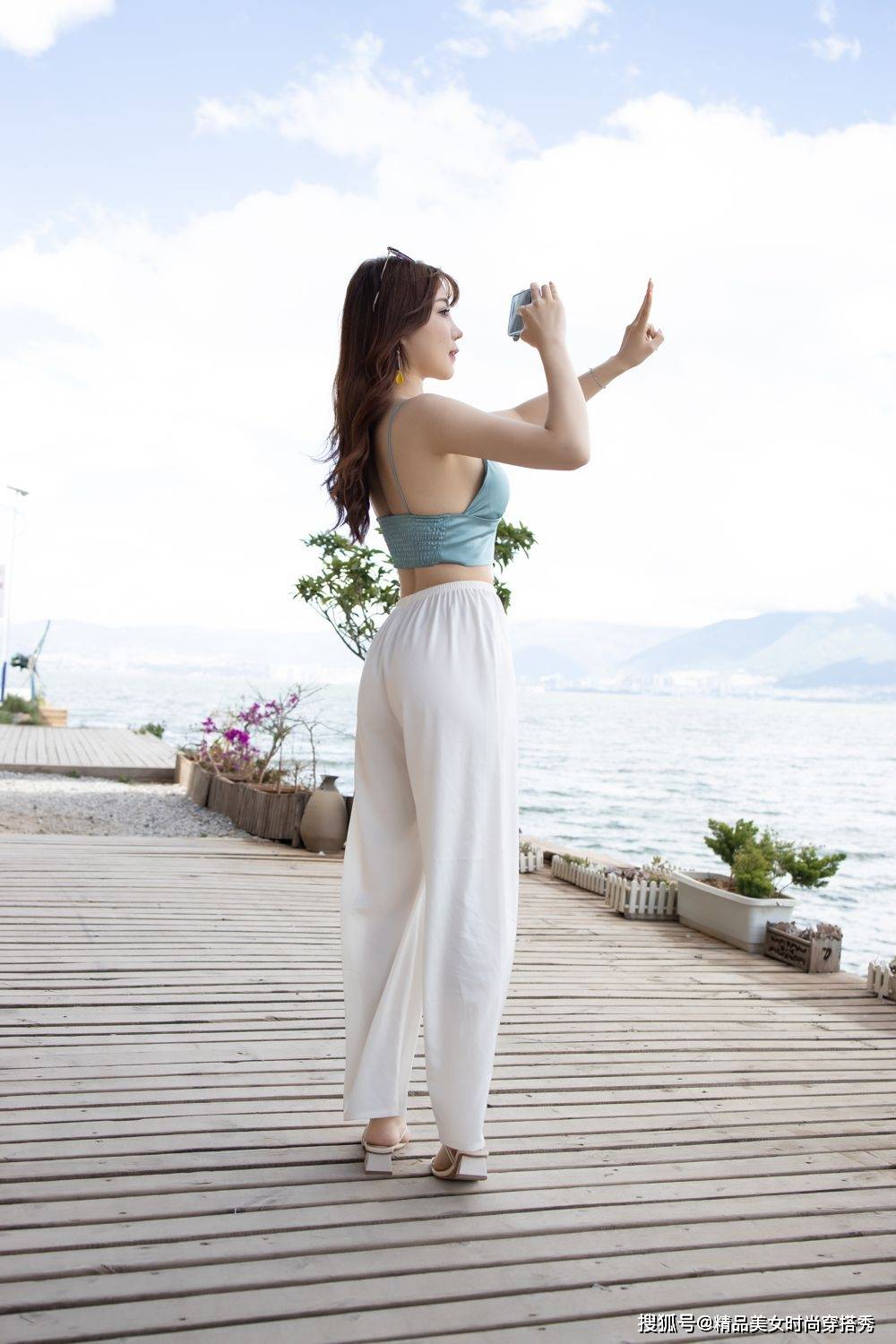 都市丽人芝芝吊带背心 白色阔腿裤去海边度假,简约大气时尚耐看_面料