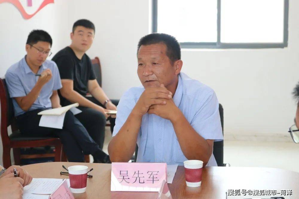 会上,李令建介绍软弱涣散党组织整顿提升情况,王庄村党支部书记徐振勇