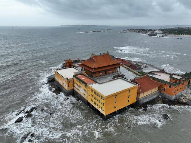 住在这睡得着吗？神奇的海上寺庙，国内难得一见