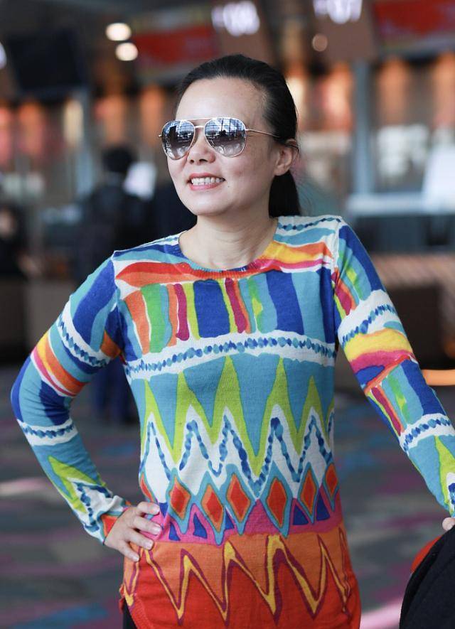 原创44岁龚琳娜近照曝光素颜出镜斑点明显扎马尾笑容满面状态佳