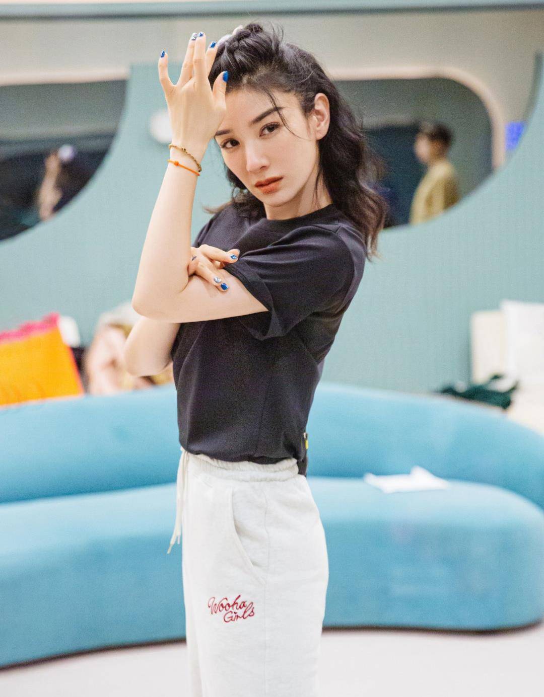 浪姐3黄奕提前淘汰 她与浪姐1黄圣依对比,到底差在哪里?