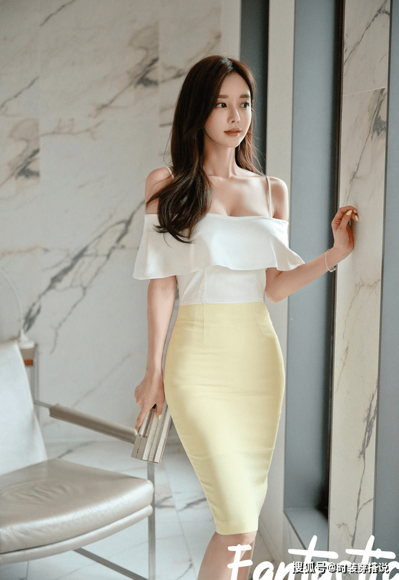 女神孙允珠穿一字肩抹胸裙大秀曼妙身姿两根吊带遮不住好身材