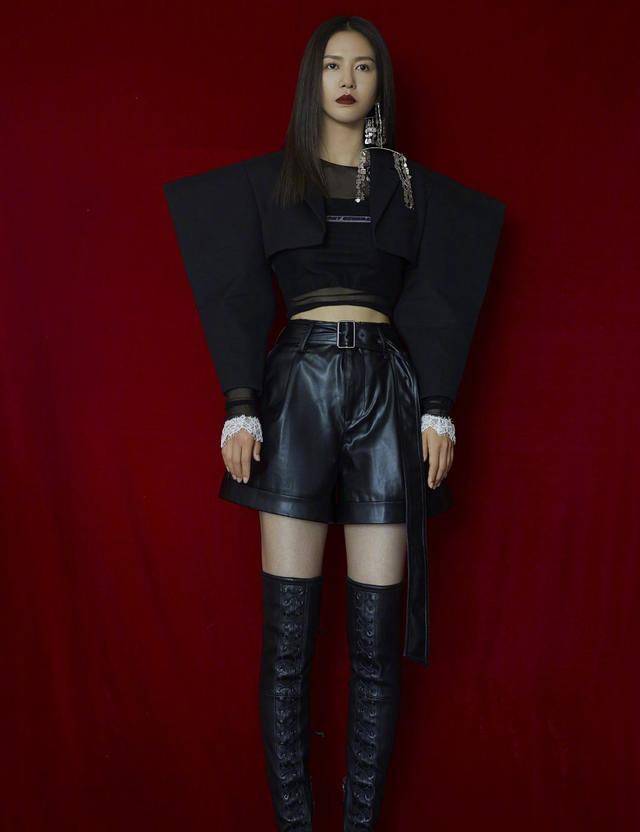 谭维维造型曝光,穿廓形外套配长靴霸气侧漏,巨型耳饰引领新潮流_时尚