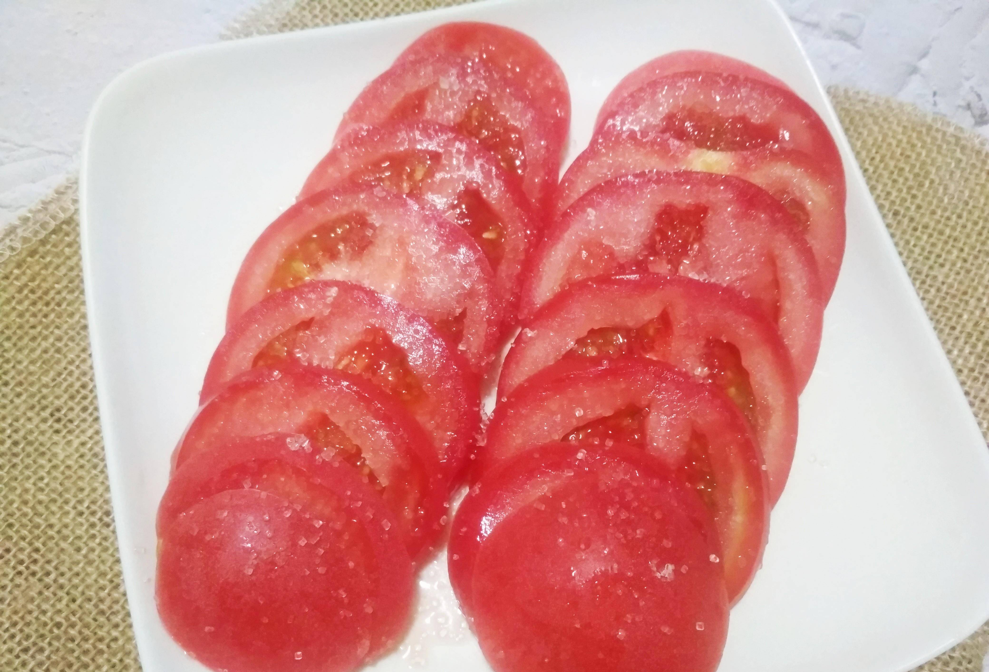 即解暑又解渴,又能当菜,只需把西红柿清洗干净,切成大小均匀的片,摆入