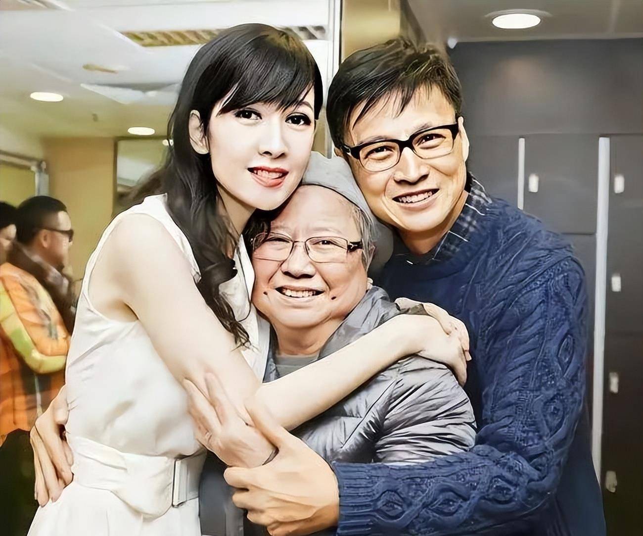 倪匡的传奇家族:亦舒不服管,倪震情史混乱,儿媳周慧敏隐忍大度_易书