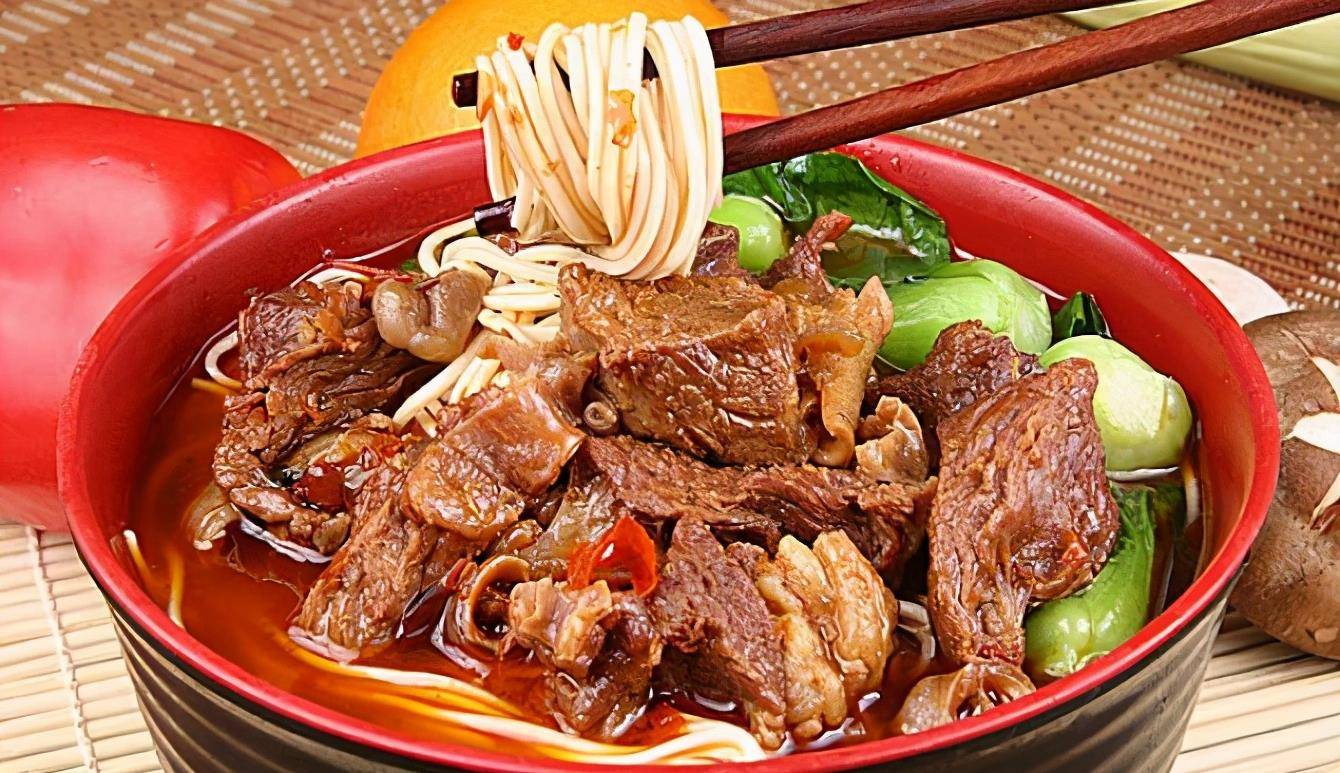 秘制红烧牛肉面的做法,教你如何做出老少皆宜的面食_步骤_肋条_青菜