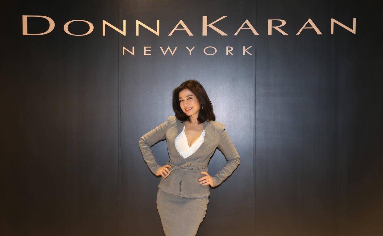 原创钟楚红真是骨子里的高级一袭经典黑白色连衣裙美得高贵优雅