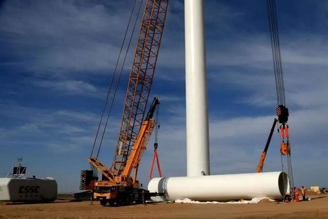 甘肃敦煌首台风机开始吊装