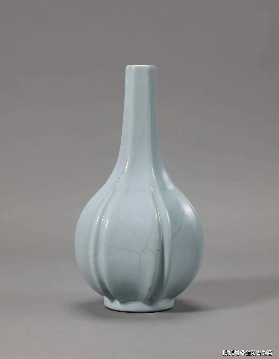清雍正御製洋彩盘口瓶、禮器、サイズ高さ約25cm口約13cm A Fine And Rare Guan-type Ribbed Vase, Yongzheng Seal Mark And Period